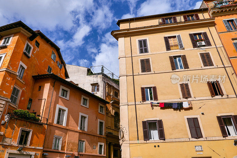 罗马鲜花广场(Campo de Fiori)附近的一些古老住宅建筑的美丽立面